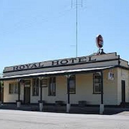 Royal Hotel Snake Valley Exterior photo